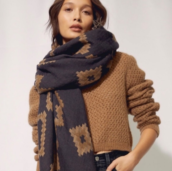 Aritzia Accessories - Wilfred diamond blanket scarf